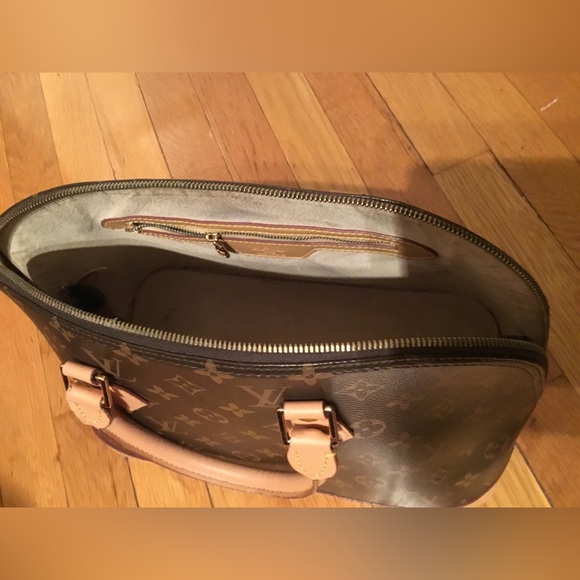 BEAUTIFUL LV BAG VERY LIGHTLY USED ONLY $465.00🔥🔥🔥🎁🎁 . - Picture 7 of 16